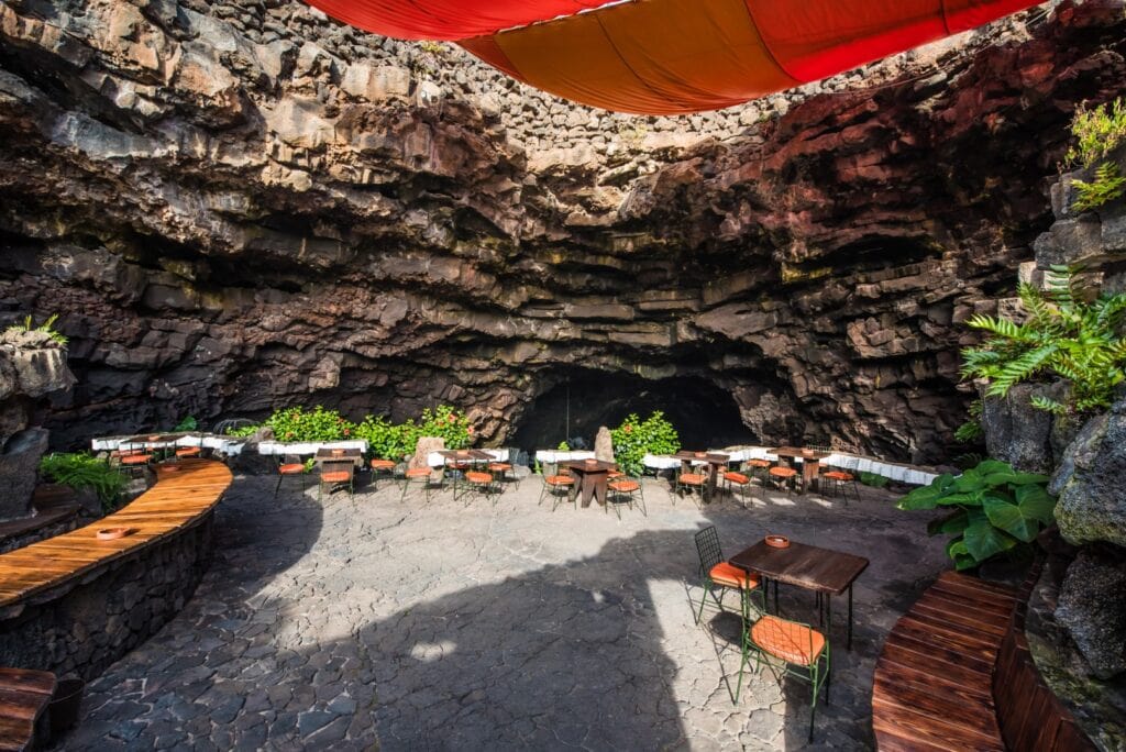 Mesas del restaurante dentro de la cueva de los Jameos del Agua