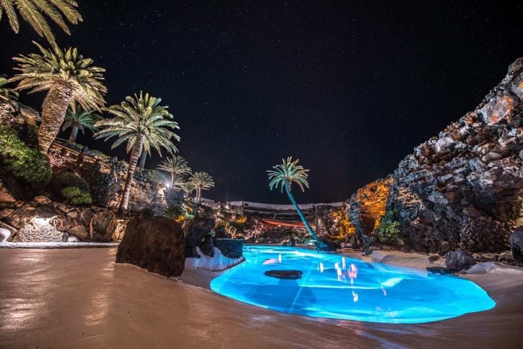 Los Jameos del Agua iluminados de noche